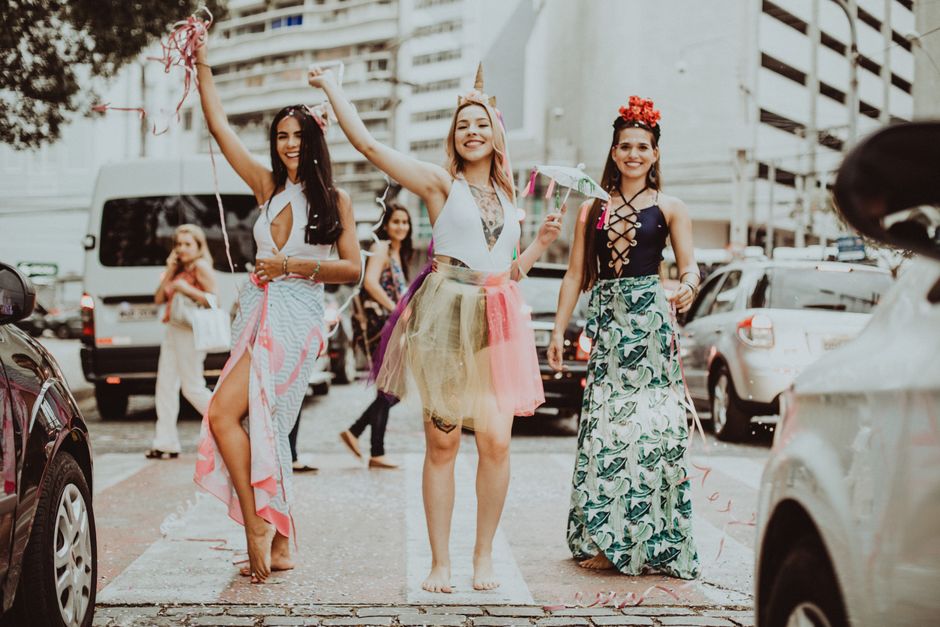 A visual guide comparing essential clothing and gear for urban, rural, and desert music festival environments, highlighting practical choices.