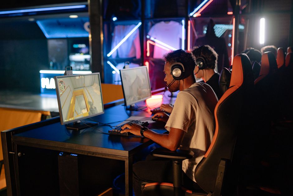 A group of diverse PC gamers enjoying different quick-play games, with a focus on fun and engagement.