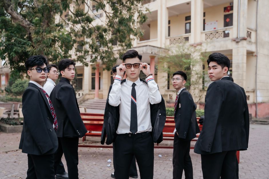 Diverse group of individuals in a vibrant urban environment, each wearing different styles of smart glasses, highlighting the variety in smart glasses fashion trends across demographics.