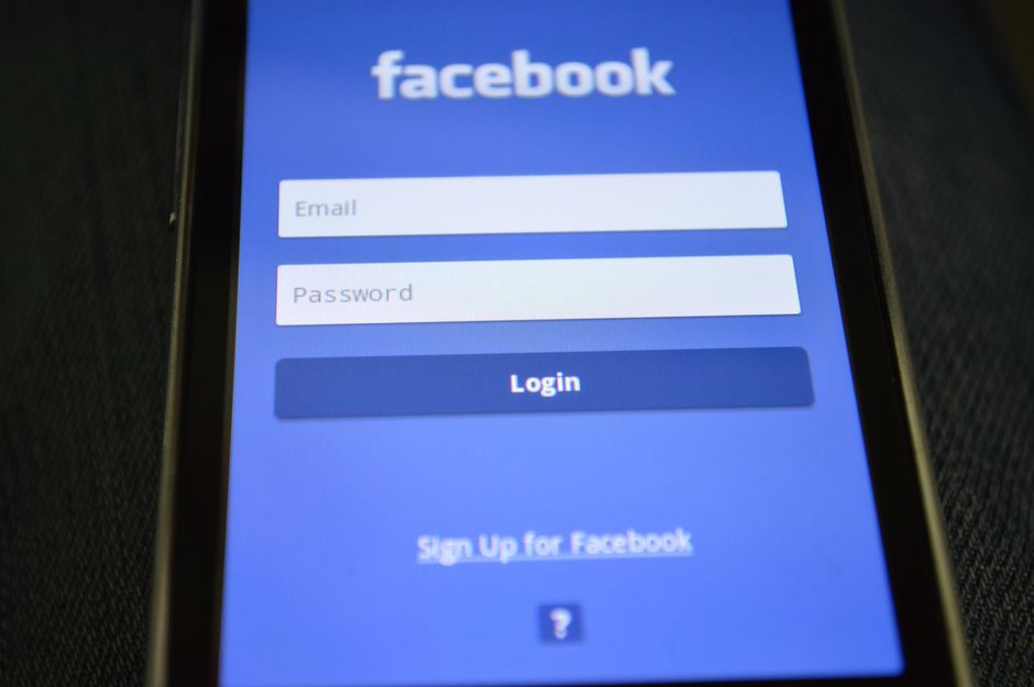A close-up of a web browser's address bar showing a misspelled or deceptive URL on what appears to be a login page, highlighting features that help spot fake login pages.