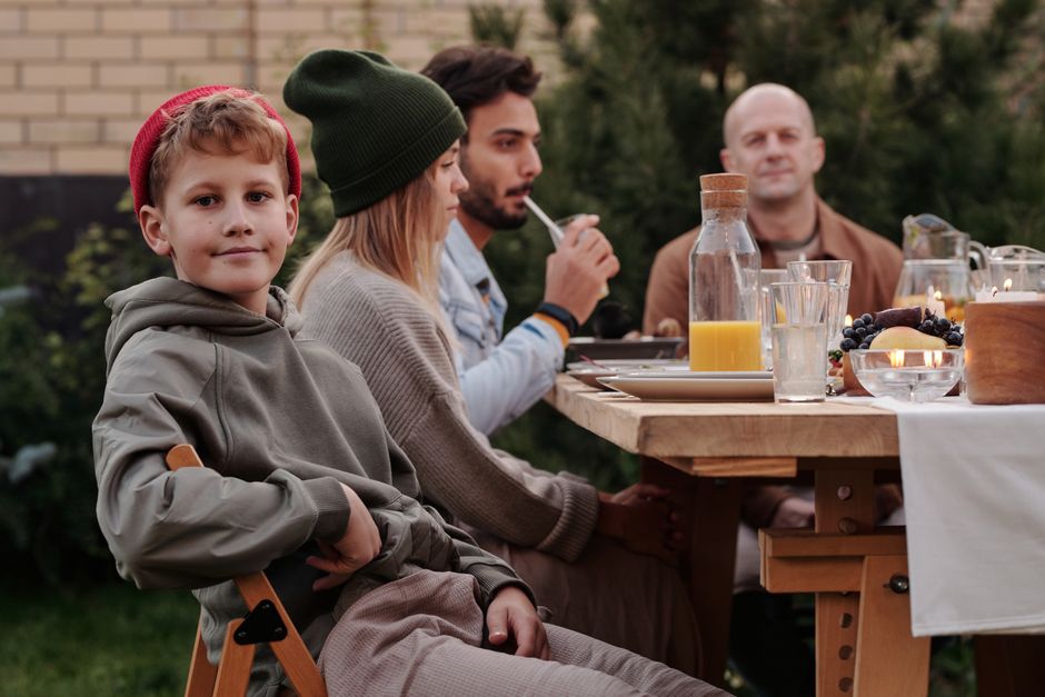 A family with young children eating street food at a lively open-air market in Mexico City, showcasing local dining options.