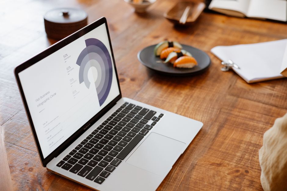 A detailed comparison table visually breaking down features and benefits of Google Drive, iCloud, OneDrive, and Dropbox, with icons representing user types like families, students, and freelancers.