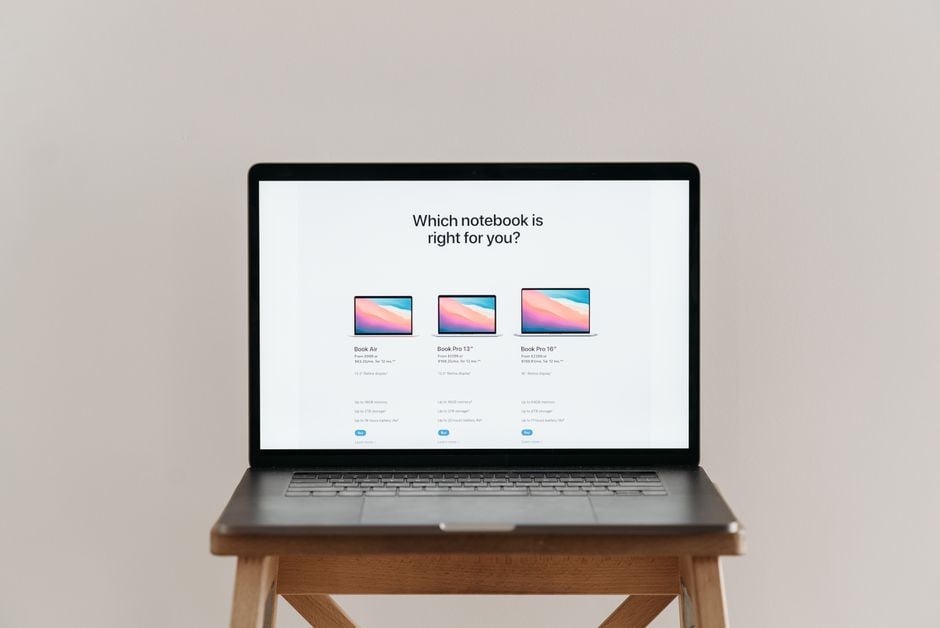 A side-by-side comparison of different laptop types (MacBook, Windows, Chromebook) with icons representing battery life.