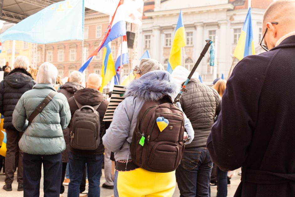 A person wearing an anti-theft backpack, navigating a crowded public square in a South American city, highlighting security and comfort.