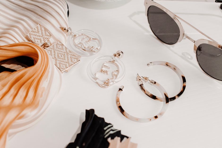 A curated selection of practical fashion accessories: a classic belt, minimalist jewelry, and a versatile scarf, ready to upgrade any simple outfit.